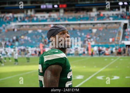 Miami Gardens FL, USA. 3rd Nov, 2019. Le'Veon Bell #26 of New York in action during the NFL football game between the Miami Dolphins and New York Jets at Hard Rock Stadium in Miami Gardens FL. The Patriots defeated the Dolphins 26-18. Credit: csm/Alamy Live News Stock Photo