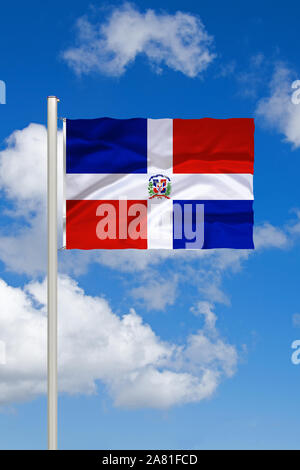 Flagge von der Dominikanischen Republik, Inselstaat, Karibik, Hispaniola, Nationalflagge, Fahne, Nationalfahne, Cumulus Wolken vor blauen Himmel,