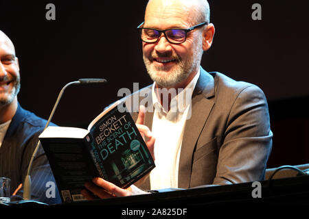 Hamburg, Germany. 05th Nov, 2019. The British bestselling author Simon Beckett (r) reads from his novel 'The Eternal Dead' on the stage of the Hamburger Kulturfabrik Kampnagel. On 05.11.19 the 13th Hamburger Krimi-Festival was opened. Credit: Magdalena Tröndle/dpa/Alamy Live News Stock Photo