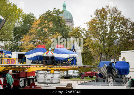 Hamburg, Germany. 05th Nov, 2019. Technicians set up a ride for Hamburg Cathedral on the Heiligengeistfeld. The largest folk festival in the north, which takes place three times a year, takes place from 8 November to 8 December 2019. Credit: Axel Heimken/dpa/Alamy Live News Stock Photo