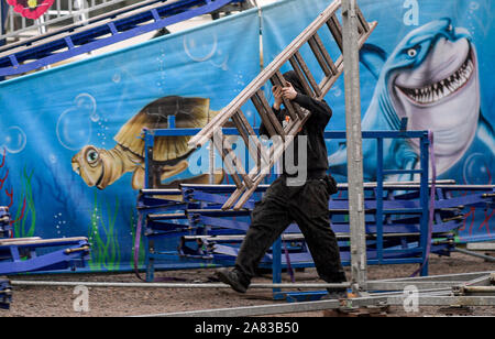 Hamburg, Germany. 05th Nov, 2019. A technician builds a ride for the Hamburg Cathedral on the Heiligengeistfeld. The largest folk festival in the north, which takes place three times a year, takes place from 8 November to 8 December 2019. Credit: Axel Heimken/dpa/Alamy Live News Stock Photo