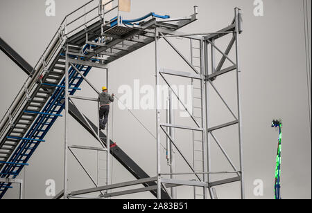 Hamburg, Germany. 05th Nov, 2019. A technician builds a ride for the Hamburg Cathedral on the Heiligengeistfeld. The largest folk festival in the north, which takes place three times a year, takes place from 8 November to 8 December 2019. Credit: Axel Heimken/dpa/Alamy Live News Stock Photo