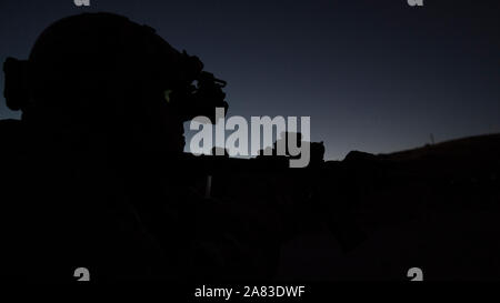 Special warfare tactical air control party Airmen from the 124th Air Support Operations Squadron conduct a night fire shooting exercise south of Gowen Field, Boise, Idaho, Nov. 1, 2019. The training included not only special warfare Airmen, but also support Airmen from the 124th ASOS and the 366th Fighter Wing’s explosive ordnance disposal. (U.S. Air National Guard photo by Senior Master Sgt. Joshua C. Allmaras) Stock Photo