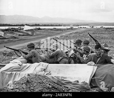Gun crews during the Japanese attack on Pearl Harbor, Dec. 7 1941. Marines and soldiers fire on raiding Japanese planes. Stock Photo