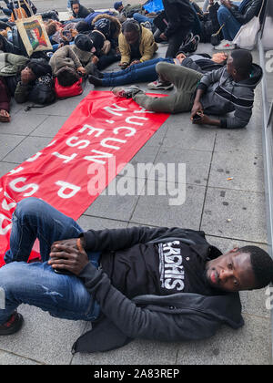 Paris, France, Group of African Immigrants Demonstrating at French Govdernemnt Office OFPRA, for LGBT protest Migrants not to be deported to unsafe countries. ARDHIS, precarious people International Immigrants Stock Photo