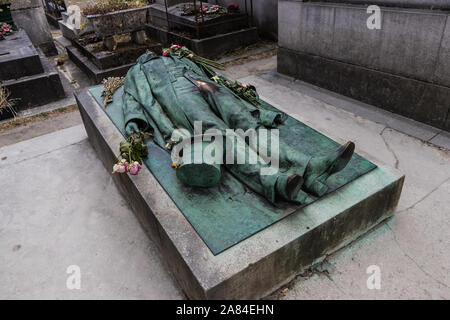 A tomb of Victor Noir, a French journalist killed by Pierre Bonaparte, in the Père Lachaise Cemetery, Paris Stock Photo