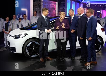 Zwickau, Germany. 04th Nov, 2019. Michael Kretschmer (CDU/ l-r), Saxony's Prime Minister, Herbert Diess, Chairman of the Board of Management of Volkswagen AG, German Chancellor Angela Merkel (CDU), Thomas Ulbrich, Chairman of the Board of Management of E-mobility, and Jens Rothe, Chairman of the Works Council at the VW plant in Zwickau, will be attending a ceremony to mark the start of production of the ID3 electric car. Credit: Sebastian Willnow/dpa-Zentralbild/dpa/Alamy Live News Stock Photo