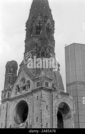 Die Kaiser Wilhelm Gedächtniskirche in Berlin, Deutschland 1961. Kaiser Wilhelm Memorial church at Berlin, Germany 1961. Stock Photo