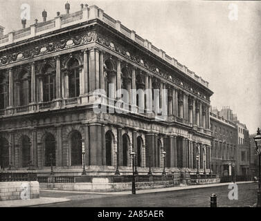 A Street With Buildings On Either Side Photo – Free Pall Mall Image On