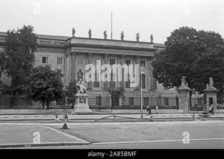Wilhelm von Humboldt Denkmal vor der Humboldt Universität in Berlin, Deutschland 1961. Humboldt university at Berlin, Germany 1961. Stock Photo