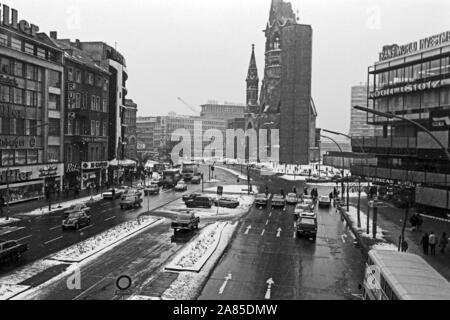 Blick in die Tauentzienstraße in Richtung Kaiser Wilhelm Gedächtniskirche in Berlin, Deutschland 1970. View to busy Tauentzienstrasse street to Kaiser Wilhelm Memorial Church at Berlin, Germany 1970. Stock Photo