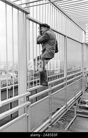 Der Fotograf Erich Andres Sucht Sich In Einem Absperrgitter Hangend Den Besten Blick Fur Sein Foto