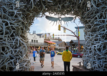 Shed Antlers Arch in the Jackson town square, looking through to shops Stock Photo