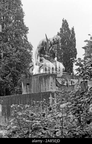 Verwitterte Statue am ehemaligen Eingang zum Berlin Hamburger Bahnhof, Deutschland 1984. Weathered statue at the former entrance of the Berlin Hamburg railway station, Germany 1984. Stock Photo