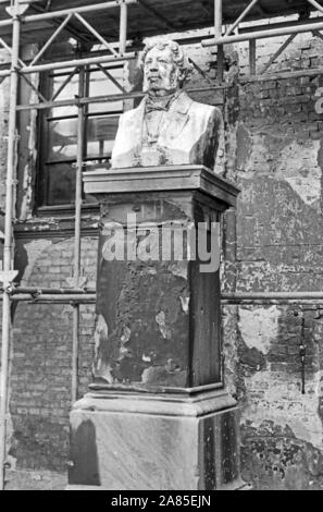 Verwitterte Statue am ehemaligen Eingang zum Berlin Hamburger Bahnhof, Deutschland 1984. Weathered statue at the former entrance of the Berlin Hamburg railway station, Germany 1984. Stock Photo