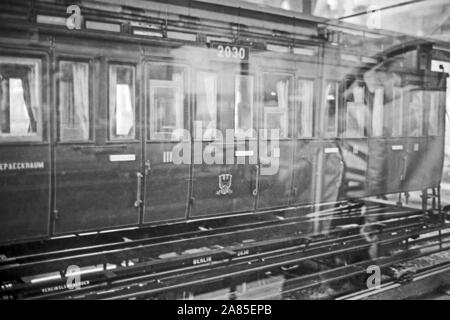 Preußischer Dreiachsen-Personenwagen im Eisenbahnmuseum am ehemaligen Berlin Hamburger Bahnhof, Deutschland 1984. Prussian six wheel coach at the railway museum of the former Berlin Hamburg railway station, Germany 1984. Stock Photo