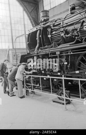 Preußische P 8 Dampflokomotive im Eisenbahnmuseum am ehemaligen Berlin Hamburger Bahnhof, Deutschland 1984. Prussian P 8 steam locomotive at the railway museum of the former Berlin Hamburg railway station, Germany 1984. Stock Photo