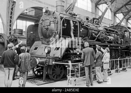 Preußische P 8 Dampflokomotive im Eisenbahnmuseum am ehemaligen Berlin Hamburger Bahnhof, Deutschland 1984. Prussian P 8 steam locomotive at the railway museum of the former Berlin Hamburg railway station, Germany 1984. Stock Photo