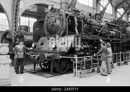 Preußische P 8 Dampflokomotive im Eisenbahnmuseum am ehemaligen Berlin Hamburger Bahnhof, Deutschland 1984. Prussian P 8 steam locomotive at the railway museum of the former Berlin Hamburg railway station, Germany 1984. Stock Photo