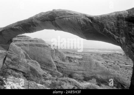 Rückansicht von Landscape Arch in Utah, Arches National Park, 1960er. Rear view Landscape Arch in Utah, Arches National Park, 1960s. Stock Photo