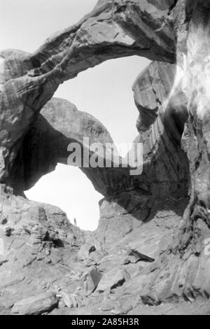 Doppelbogen in Utah, Arches National Park, 1960er. Double Arch in Utah, Arches National Park, 1960s. Stock Photo