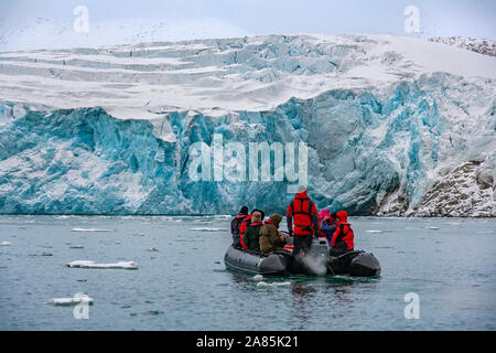 Svalbard. Norway. 09.13.07. Adventure tourists at the terminus of the Monaco Glacier in Woodfjorden in the Svalbard Islands (Spitsbergen) in the high Stock Photo