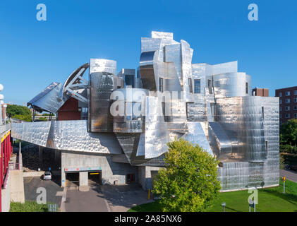 The Frank Gehry designed Weisman Art Museum on the campus of the University of Minnesota, Minneapolis, Minnesota, USA Stock Photo