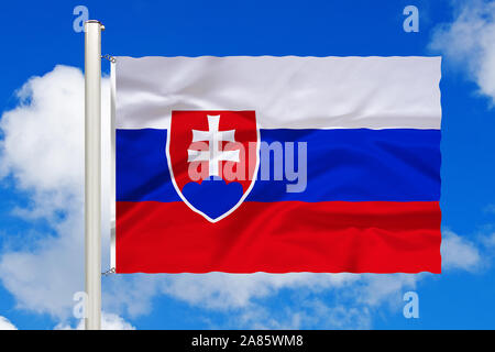 Europa, Mitteleuropa, Slowakei, Nationalfahne, Nationalflagge, Fahne, Flagge, Flaggenmast, Cumulus Wolken vor blauen Himmel, Stock Photo