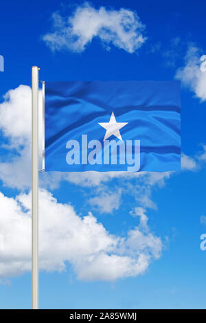 Somalia, Ostafrika, Horn von Afrika, Nationalfahne, Nationalflagge, Fahne, Flagge, Flaggenmast, Cumulus Wolken vor blauen Himmel, Stock Photo