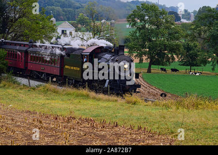 Lancaster, Pennsylvania, September 2019 - Norfolk and Western Steam Locomotive no. 475 Blowing Smoke and Steam as it Travel Through Countryside Stock Photo