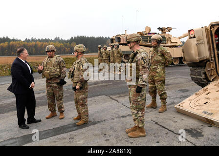 Grafenwöhr, Germany. 7th Nov 2019. Mike Pompeo (2nd from right), US Secretary of State, speaks to US soldiers in Grafenwöhr. Photo: Jens Meyer/AP POOL/dpa Credit: dpa picture alliance/Alamy Live News Stock Photo