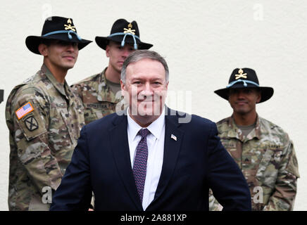 Grafenwöhr, Germany. 7th Nov 2019. Mike Pompeo, US Secretary of State, speaks with US soldiers in Grafenwöhr. Photo: Jens Meyer/AP POOL/dpa Credit: dpa picture alliance/Alamy Live News Stock Photo