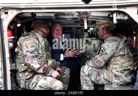 Grafenwöhr, Germany. 7th Nov 2019. Mike Pompeo, US Secretary of State, speaks with US soldiers in Grafenwöhr. Photo: Jens Meyer/AP POOL/dpa Credit: dpa picture alliance/Alamy Live News Stock Photo