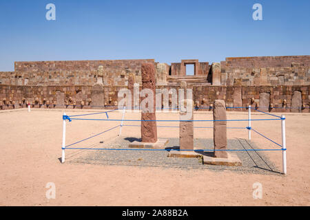 Semi-underground Temple monoliths with the Kalasasaya Temple wall in the background at Tiwanaku Archeological Complex, Bolivia Stock Photo