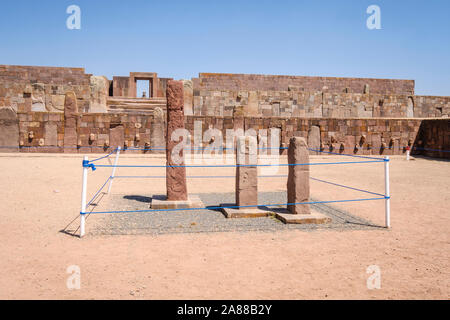 Semi-underground Temple monoliths with the Kalasasaya Temple wall in the background at Tiwanaku Archeological Complex, Bolivia Stock Photo