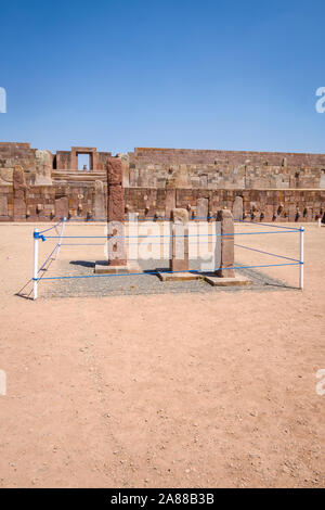 Semi-underground Temple monoliths with the Kalasasaya Temple wall in the background at Tiwanaku Archeological Complex, Bolivia Stock Photo