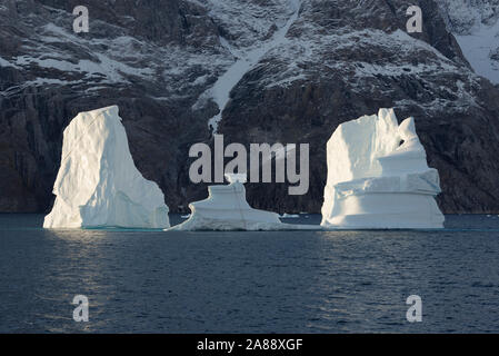 Herbst im Øfjord, Scoresby Sund, Kangertittivaq, Grönland, Dänemark. Floating icebergs in fjord, in autumn, Kangertittivaq, Eastern Greenland Stock Photo