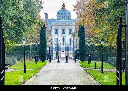 Den Haag, Netherlands. 07th Nov, 2019. DEN HAAG, 07-11-2019, The Palace Huis ten Bosch is the home residence of the Dutch King Willem-Alexander and his family. Credit: Pro Shots/Alamy Live News Stock Photo