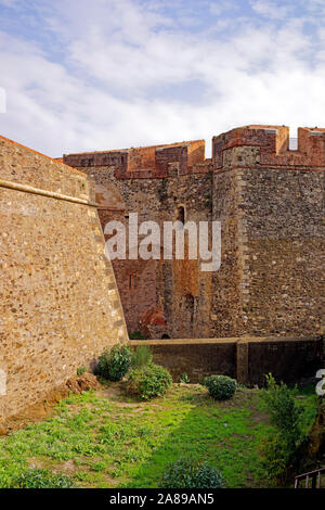 Festung, Château Royal de Collioure, Festungsmauer Stock Photo