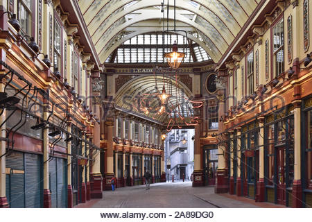 Victorian roofed Leadenhall Market building with a passageway of Stock ...