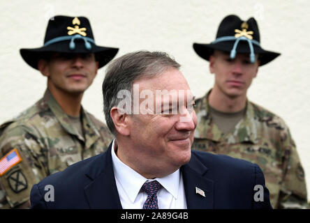 Grafenwöhr, Germany. 7th Nov 2019.  Mike Pompeo (M), US Secretary of State, meets US soldiers at the Bavarian site. Pompeo is visiting Germany on 7 and 8 November to mark the anniversary of the fall of the Berlin Wall. Photo: Jens Meyer/AP/dpa Credit: dpa picture alliance/Alamy Live News Stock Photo