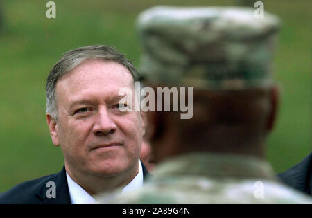 Grafenwöhr, Germany. 7th Nov 2019. Mike Pompeo, US Secretary of State, at the Bavarian location with a US soldier. Pompeo is visiting Germany on 7 and 8 November to mark the anniversary of the fall of the Berlin Wall. Photo: Jens Meer/AP/dpa Credit: dpa picture alliance/Alamy Live News Stock Photo