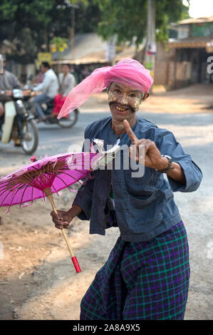 U Shwe Yoe and daw moe folk dancer in Anisakan, Mandalay Region, Myanmar Burma Stock Photo