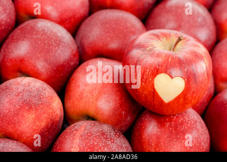 Apfel mit Herz, geschnitzt, Symbol für Liebe, Valentinstag, Muttertag, Stock Photo