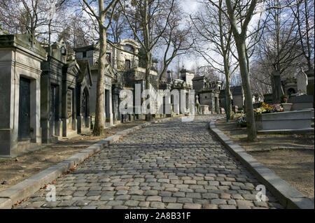 Monuments on the side of a path, Pere-Lachaise Cemetery, Avenue des Acacias Paris, France Stock Photo