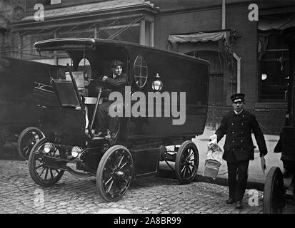 Woodward & Lothrop Department Store (Woodies) trucks, Washington D.C. ca. 1912 Stock Photo