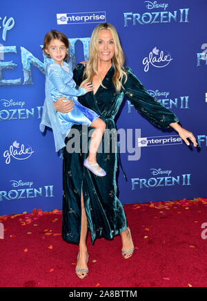 Los Angeles, USA. 07th Nov, 2019. LOS ANGELES, USA. November 07, 2019: Molly Sims, Brooks Alan Stuber, Grey Douglas Stuber & Scarlett May Stuber at the world premiere for Disney's 'Frozen 2' at the Dolby Theatre. Credit: Paul Smith/Alamy Live News Stock Photo