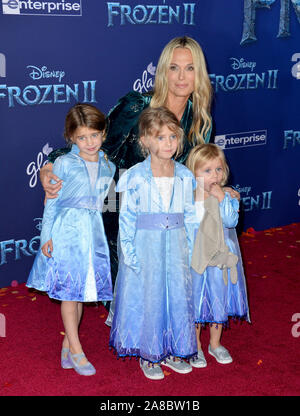 Los Angeles, USA. 07th Nov, 2019. LOS ANGELES, USA. November 07, 2019: Molly Sims, Brooks Alan Stuber, Grey Douglas Stuber & Scarlett May Stuber at the world premiere for Disney's 'Frozen 2' at the Dolby Theatre. Credit: Paul Smith/Alamy Live News Stock Photo