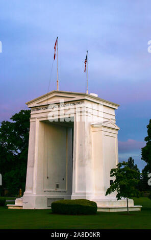 Peace Arch at the Peace Arch Border Crossing at the US/Canada border between Washington State and British Columbia at Blaine (US) and Douglas (BC) Stock Photo