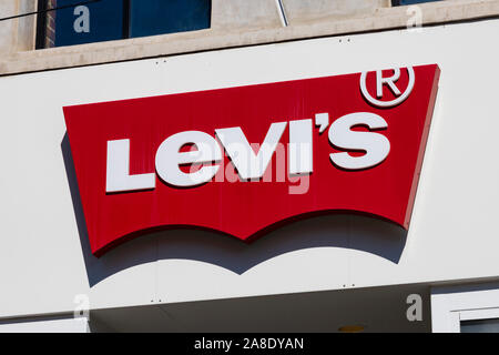 Levis jeans store shop sign logo close up, MK centre milton Keynes Stock Photo: 52545255 - Alamy